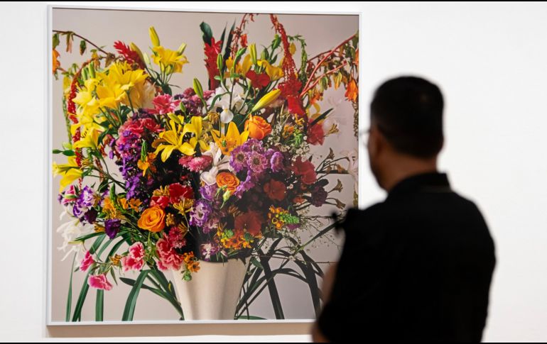 Durante el proceso de creación, el artista invitó a amigos muy cercanos a comprar flores y realizar el arreglo. EFE/ M. Sierra