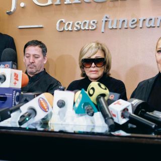 Viven caos en la despedida a Silvia Pinal