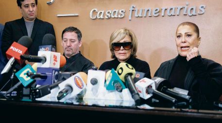 Luis Enrique, Sylvia Pasquel, y Alejandra Guzmán ofrecieron una rueda de prensa donde dieron detalles de la muerte de su mamá, Silvia Pinal. EL UNIVERSAL