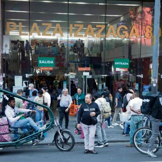 Marcelo Ebrard presenta denuncia ante FGR contra Plaza Izazaga