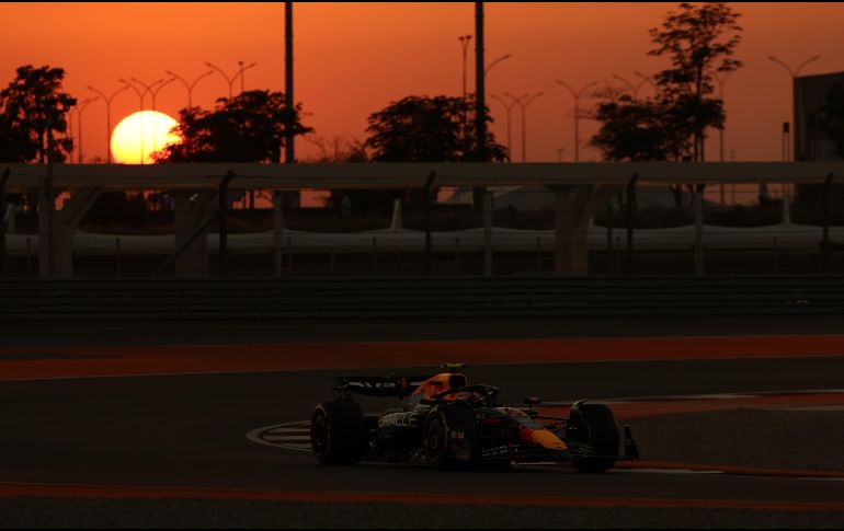 Checo Pérez, quien ha enfrentado una temporada irregular, reconoció que los ajustes realizados hasta ahora no han rendido frutos. EFE / A. Haider