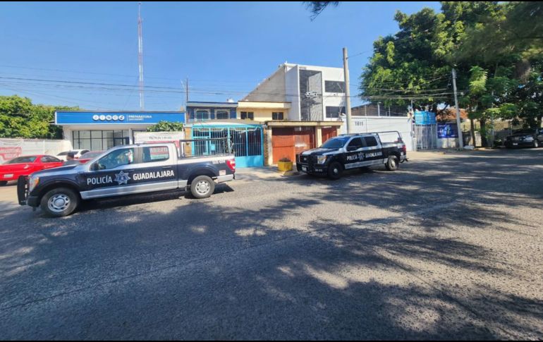 Alumnos y varios maestros lograron detener al agresor y lo sometieron hasta la llegada de oficiales tapatíos. ESPECIAL/ Policía de Guadalajara