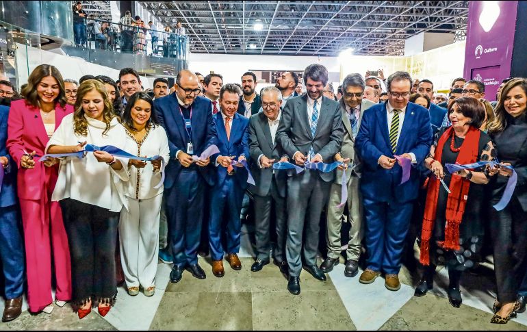 El corte de listón en la inauguración de la FIL 2024 marcó el inicio de la edición 38, con España como país invitado de honor. Autoridades, organizadores y representantes culturales destacaron la importancia de este evento como un espacio de encuentro literario y cultural de alcance internacional. EL INFORMADOR/ A. Navarro