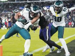 Los Eagles fueron mucha pieza para unos Ravens muy erráticos. AP