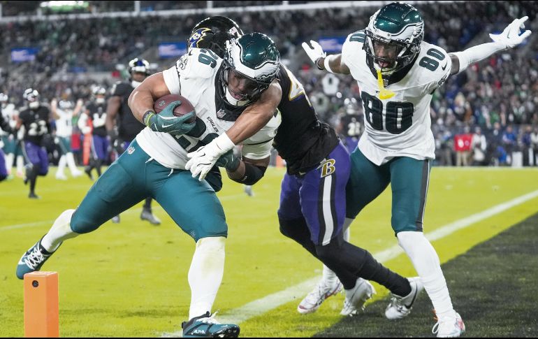 Los Eagles fueron mucha pieza para unos Ravens muy erráticos. AP