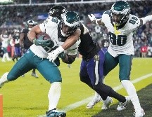 Los Eagles fueron mucha pieza para unos Ravens muy erráticos. AP