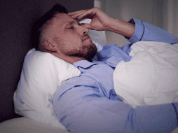 Las parasomnias se dividen en dos grandes categorías, dependiendo de la fase del sueño en la que ocurren. CANVA