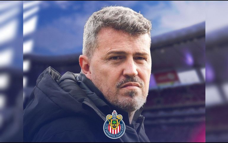El director técnico 51 años se convirtió en el nuevo entrenador del Guadalajara de cara a la siguiente campaña. X/ @Chivas.