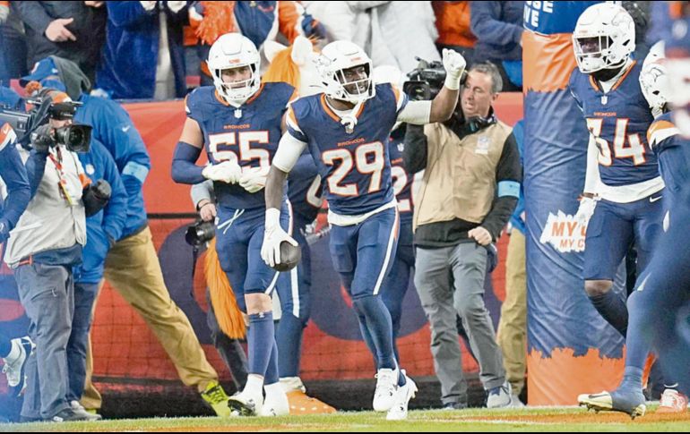 Ja’Quan McMillian (#29) le puso cerrojazo al juego con una intercepción devuelta a las diagonales. AP