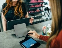 Aunque estas tarjetas no realizan consultas al Buró de Crédito, su uso adecuado es fundamental para mejorar tu historial. UNSPLASH / B. WISZ