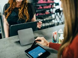 Aunque estas tarjetas no realizan consultas al Buró de Crédito, su uso adecuado es fundamental para mejorar tu historial. UNSPLASH / B. WISZ