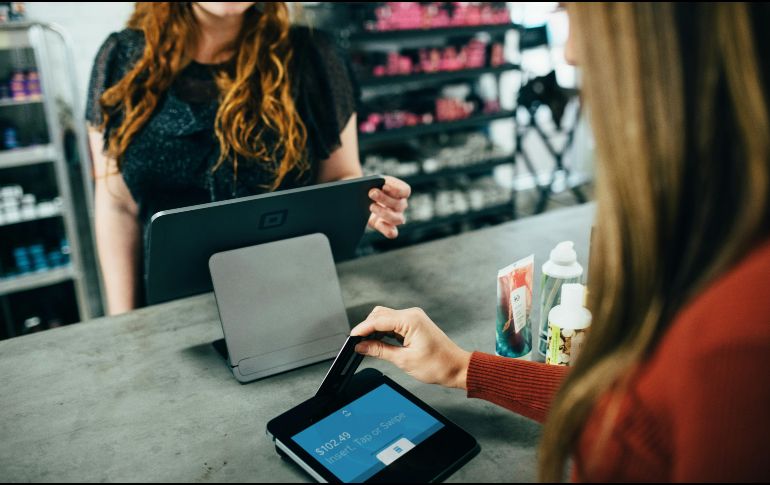 Aunque estas tarjetas no realizan consultas al Buró de Crédito, su uso adecuado es fundamental para mejorar tu historial. UNSPLASH / B. WISZ