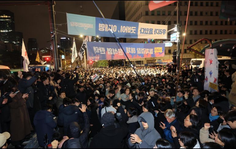 La concentración tuvo lugar frente a la Asamblea, rodeada por un amplio dispositivo policial. EFE/Y. SURCOREA