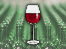 Una copa de vino tinto para acompañar los alimentos significa un riesgo en la salud por las consecuencias que genera el consumo del alcohol para el ser humano, revelan. AP / ARCHIVO