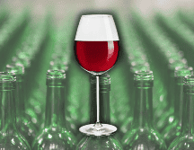 Una copa de vino tinto para acompañar los alimentos significa un riesgo en la salud por las consecuencias que genera el consumo del alcohol para el ser humano, revelan. AP / ARCHIVO