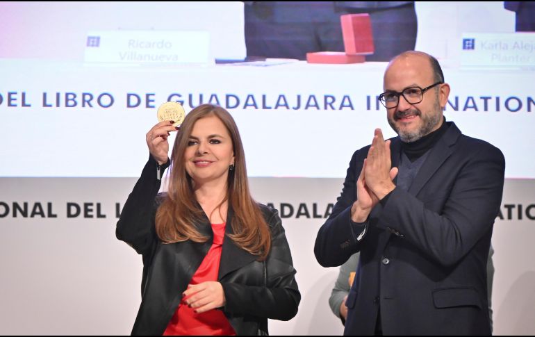 Karla Planter, Rectora General electa de la UdeG, sostiene la medalla Abigail López y López. ESPECIAL / UdeG
