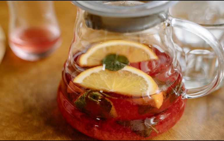 Puedes evitar el azúcar y el piloncillo en el ponche de frutas para hacerlo más saludable. PEXELS