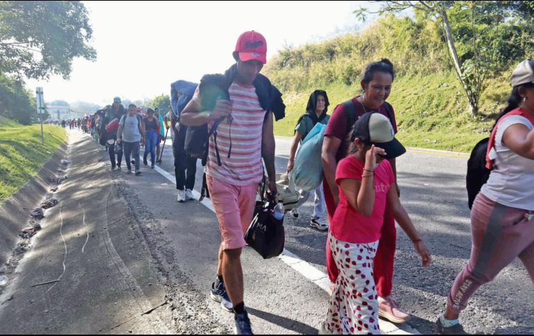 Camina el contingente rumbo a la CDMX, integrado por más de mil 500 ciudadanos de Venezuela, Honduras y Guatemala. EFE