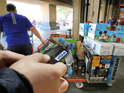 El 50% de los consumidores priorizan la compra de productos básicos para enfrentar los desafíos financieros actuales. AP / ARCHIVO