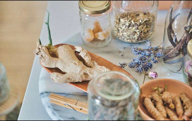 Si utilizas jengibre muy fresco, notarás que las láminas adquieren un ligero color rosado de manera natural durante el proceso de encurtido. UNSPLASH / C. Design