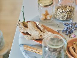 Si utilizas jengibre muy fresco, notarás que las láminas adquieren un ligero color rosado de manera natural durante el proceso de encurtido. UNSPLASH / C. Design