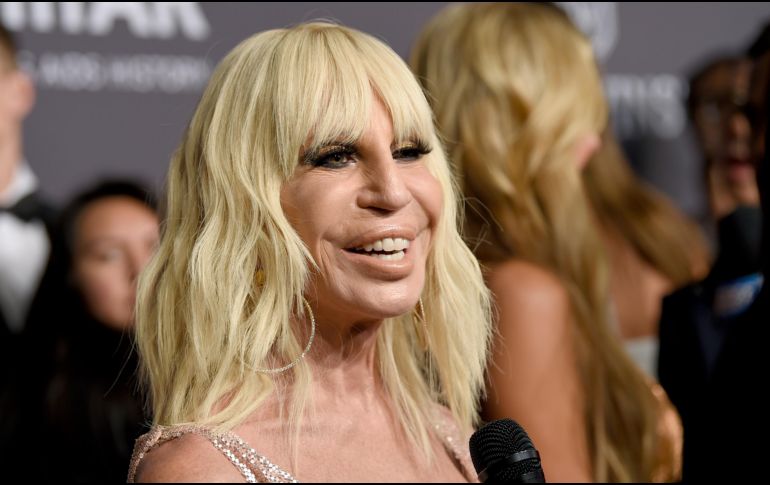 Donatella es conocida por su inclinación hacia las cirugías y procedimientos estéticos, quien alguna vez fue inspiración para su hermano Gianni Versace. AP/ ARCHIVO