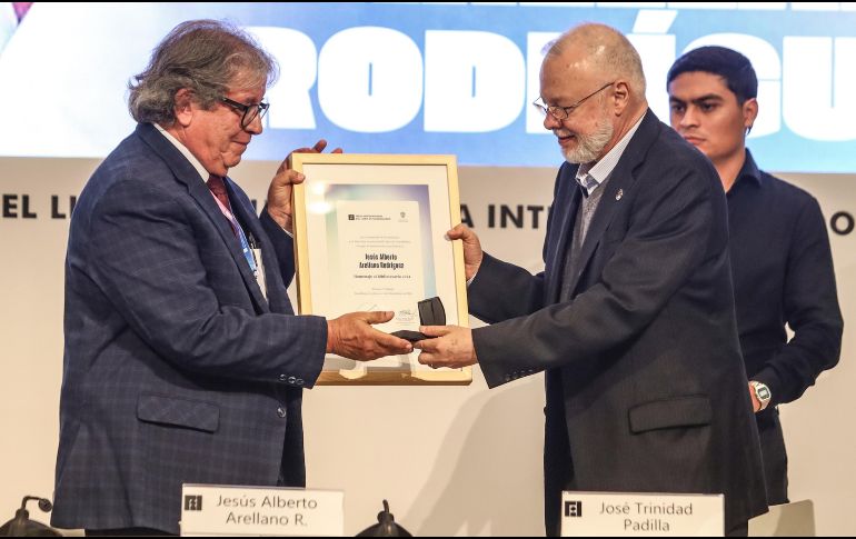 En este homenaje se hizo reconocimiento a la destacada labor por 50 años del Dr. Arellano. EL INFORMADOR/A.NAVARRO