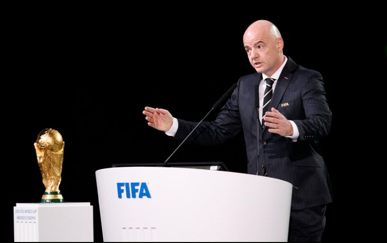 El presidente de la FIFA, Gianni Infantino, junto a la Copa del Mundo. ARCHIVO / AP Photo
