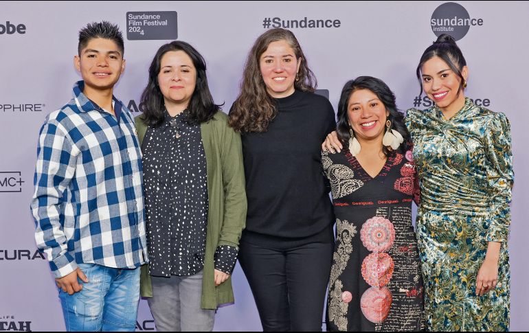 Juan Jesús Varela, Astrid Rondero, Fernanda Valadez, Yadira Pérez y Karla Garrido asisten al estreno de “Sujo” durante el Festival de Cine de Sundance 2024, en Park City, Utah. AFP/M. Loccisano