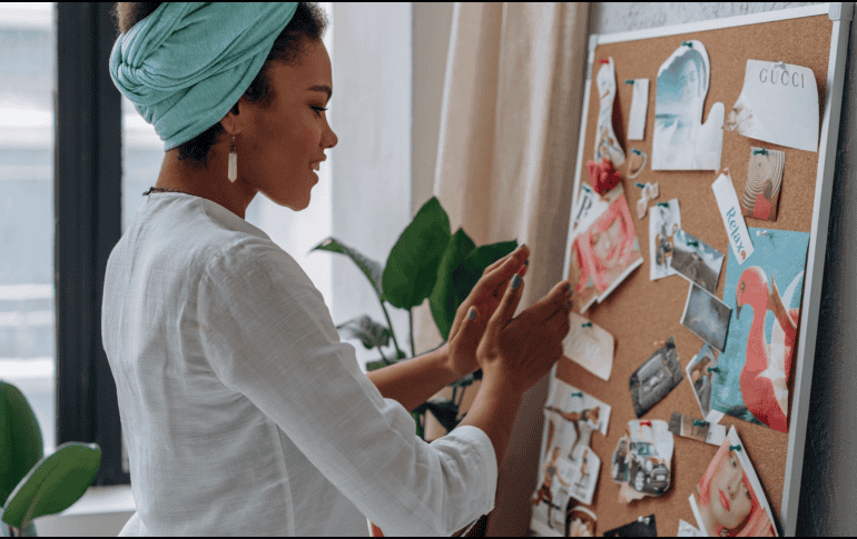 Crear un vision board no solo es una actividad creativa y divertida, sino también una herramienta que puede ayudarte a centrarte en lo que realmente importa.  CANVA