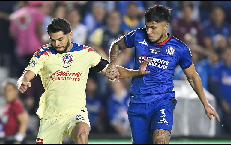 Henry Martín y Carlos Salcedo durante el partido de la final del torneo Clausura 2024. IMAGO7