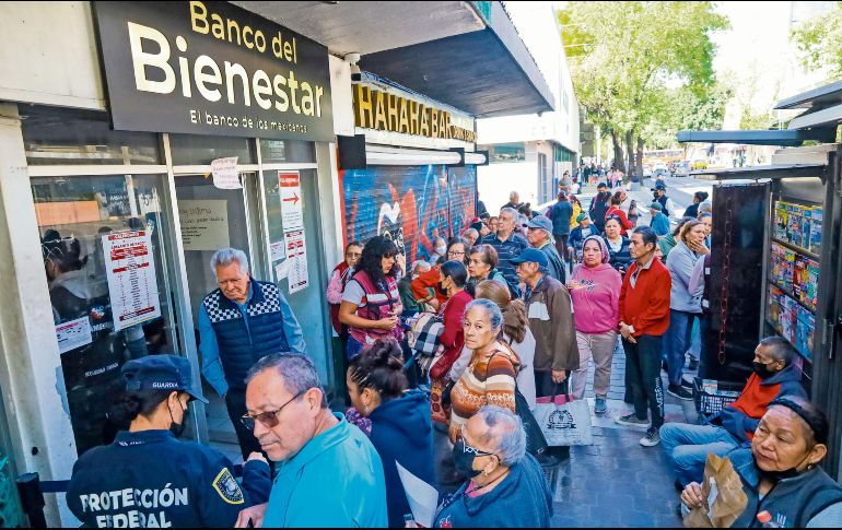 Los adultos mayores de 65 años recibirán más de 100 pesos diarios por su pensión. EL INFORMADOR/A. Navarro