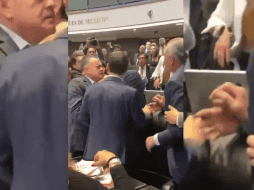 Ante los jaloneos, empujones e insultos, el presidente de la Mesa Directiva, Gerardo Fernández Noroña, llamó al orden para calmar los ánimos. X/ ESPECIAL