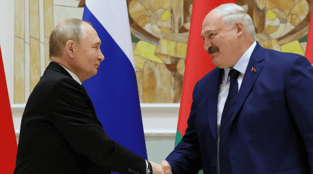 Putin y Lukashenko en la firma del acuerdo de seguridad entre Rusia y Bielorrusia. EFE/EPA/GAVRIIL GRIGOROV / SPUTNIK / KREMLIN POOL