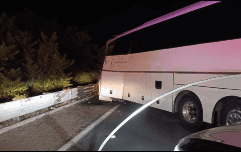 En el incidente automovilístico participaron un autobús de pasajeros, un tráiler de doble remolque y una camioneta. X/@PC_Sinaloa