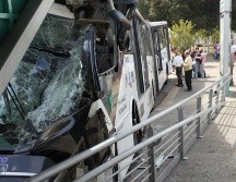 Se registra accidente en el Macrobús; unidad se estrella en estación