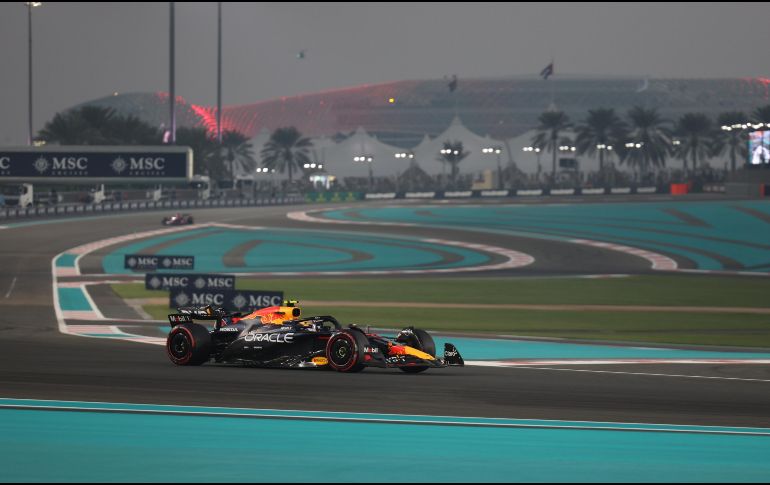 El mexicano destacó que el desempeño del RB20 mejora cuando se simulan condiciones de carrera con más combustible, pero señaló que el problema principal es el rendimiento en vueltas rápidas. EFE / A. Haider