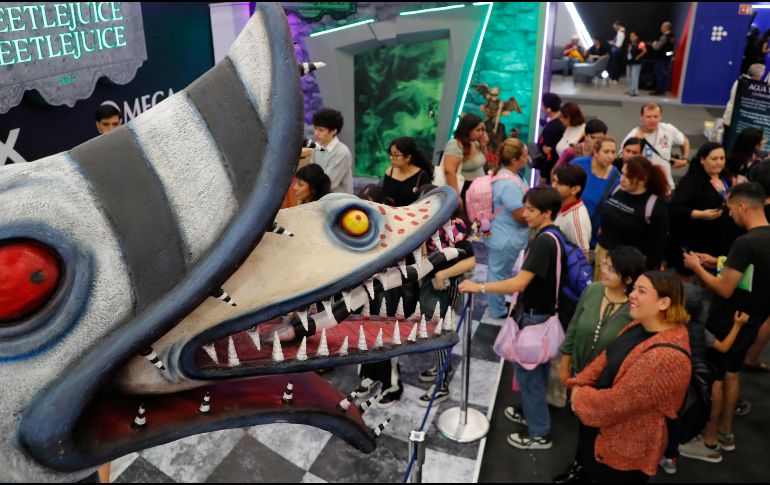 Personas visitan los stands del salón del cómic y la novela gráfica en la 38 edición de la Feria Internacional del Libro de Guadalajara. EFE / Francisco Guasco
