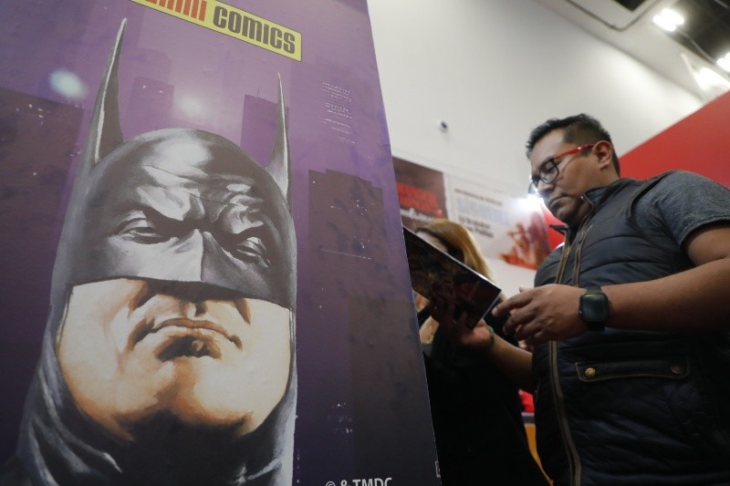 Un hombre visita los stands del salón del cómic y la novela gráfica este jueves, en la 38 edición de la Feria Internacional del Libro de Guadalajara. EFE / Francisco Guasco
