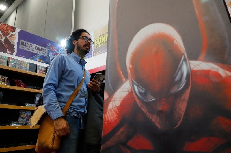Un hombre visita los stands del salón del cómic y la novela gráfica este jueves, en la 38 edición de la FIL Guadalajara 2024. EFE / Francisco Guasco