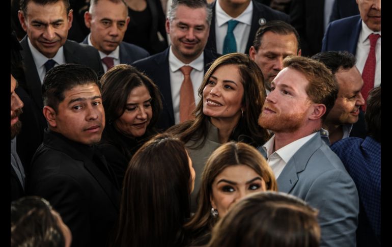 La alcaldesa de Guadalajara, Veronica Delgadillo y el boxeador, Saúl Canelo Álvarez durante la toma de protesta de Pablo Lemus como Gobernador de Jalisco.  EL INFORMADOR/ A. Navarro.