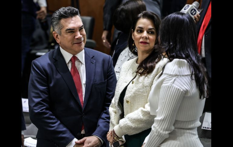 El dirigente nacional del PRI, Alejandro Moreno y la dirigente estatal del PRI Jalisco, Laura Haro, durante la toma de protesta de Pablo Lemus como Gobernador de Jalisco.  EL INFORMADOR/ A. Navarro.