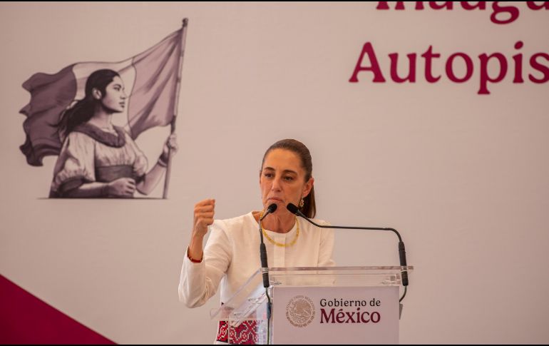 Ante el gobernador Salomón Jara, la presidenta Claudia Sheinbaum indicó que se acordaron obras para Oaxaca como agua potable, caminos artesanales y rehabilitación de carreteras. EFE/ C. López.