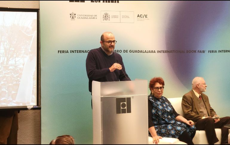 El libro cuenta con fotografías de la vida del ex rector de la UdeG. EL INFORMADOR/M. Hernández.