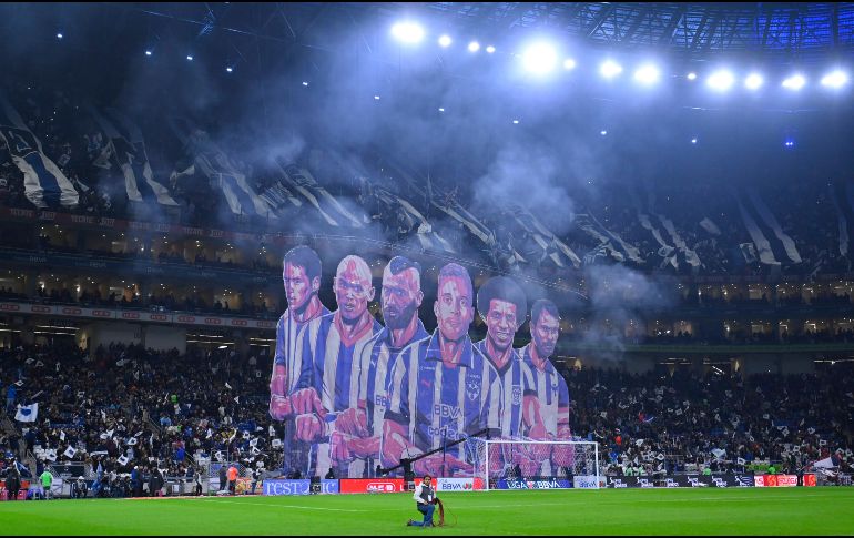 La afición recibió con tifo y pirotecnia a sus jugadores. IMAGO7