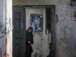Una mujer entra en su casa derrumbada, ubicada en el campo de refugiados de Nuseirat, donde fueron los últimos bombardeos. EFE/M. Saber