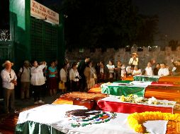 Después de recuperar los cuerpos de sus familiares que murieron en manos de los militares hace 53 años, llevaron el funeral afuera de las instalaciones del Ejército. EFE/J. De la Cruz