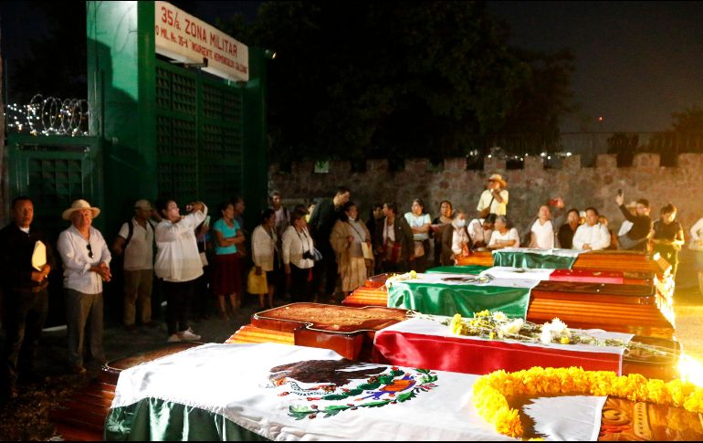 Después de recuperar los cuerpos de sus familiares que murieron en manos de los militares hace 53 años, llevaron el funeral afuera de las instalaciones del Ejército. EFE/J. De la Cruz