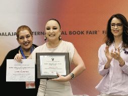 Valeria Guzmán. La poeta, docente y traductora posa con su reconocimiento. ESPECIAL