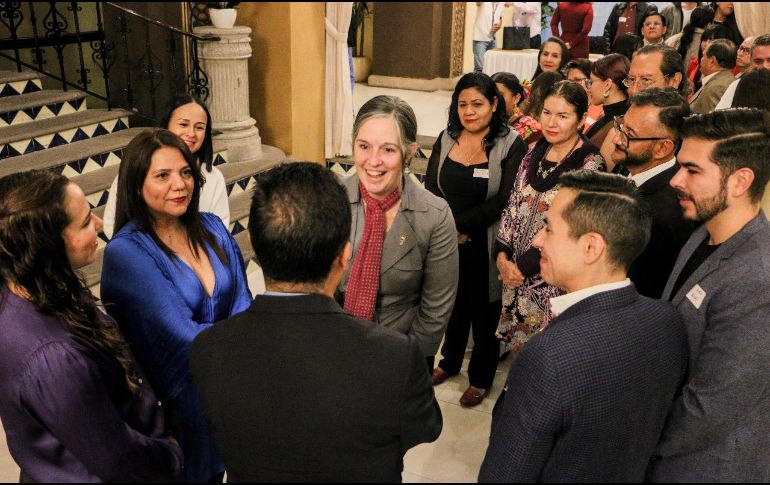 Celebran cónsules de EU cena de Acción de Gracias con ex becarios de Occidente